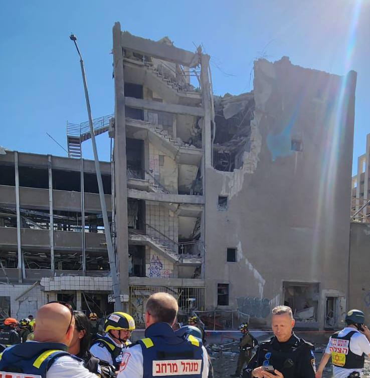 إعلام عبري: صواريخ إيرانية سقطت في حيفا وبئر السبع والقدس وغوش دان