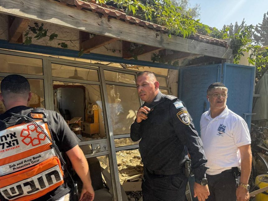 إعلام عبري: 12 إصابة على الأقل بعضها خطيرة نتيجة سقوط صاروخ إيراني في حيفا