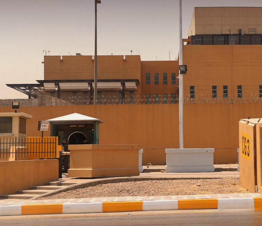 السفارة الامريكية في بغداد تعلن مغادرة موظفين اضافيين وتعليق مؤقت لخدمات التأشيرات
