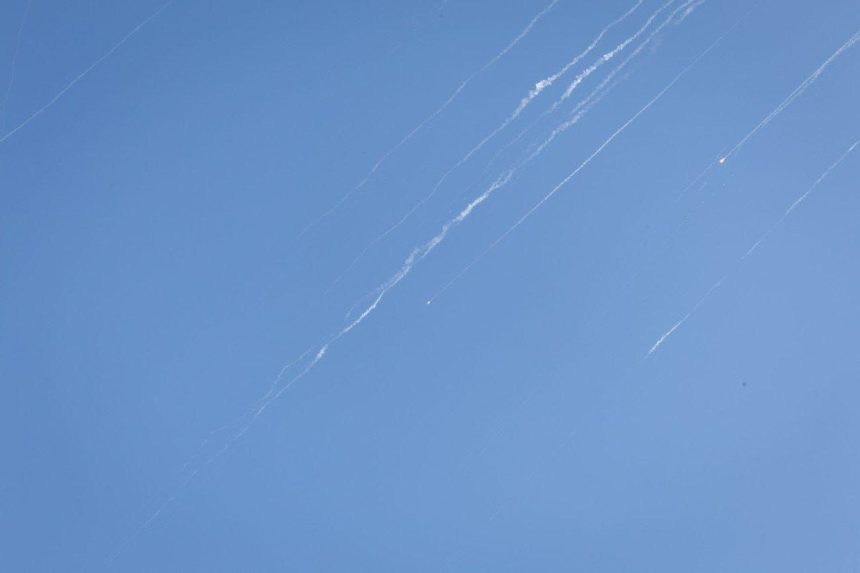 وسائل إعلام إيرانية: الدفعة الجديدة من الصواريخ تستهدف مواقع عسكرية واقتصادية إسرائيلية