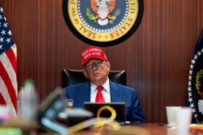 البيت الأبيض: ترامب يتابع احتمال رد إيراني على قواعد أمريكية في البحرين والعراق