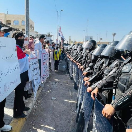 بالصور.. تظاهرة لخريجي المهن الطبية والصحية أمام وزارة الصحة للمطالبة بالتعيينات