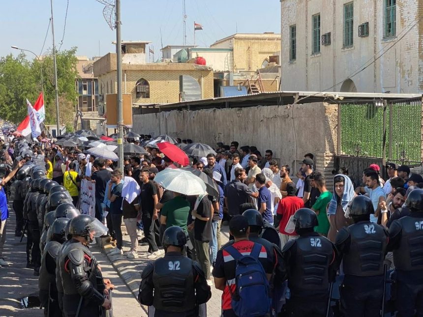 بالصور.. تظاهرة لخريجي المهن الطبية والصحية أمام وزارة الصحة للمطالبة بالتعيينات