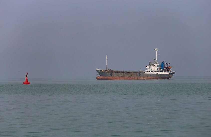 "رويترز": سفن قرب مضيق هرمز تتظاهر بأنها "روسية" أو "صينية" لتفادي الهجمات