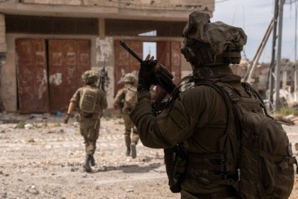 إعلام عبري: قادة الجيش الإسرائيلي أمروا بإطلاق النار على الفلسطينيين عند نقاط توزيع المساعدات