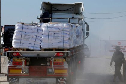 المكتب الحكومي في غزة: العثور على أقراص مخدرة داخل أكياس طحين المساعدات