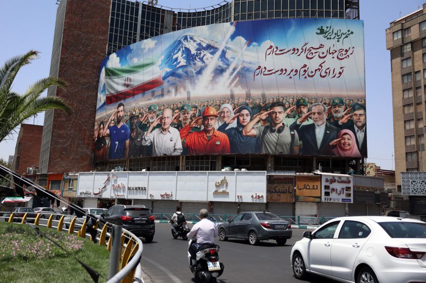 الجيش الإيراني يعلن خسائره: 56 من أفراد الجيش ضحوا بحياتهم دفاعا عن البلاد