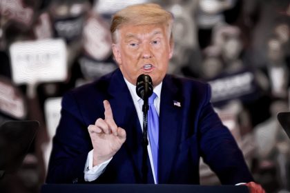 ترامب ينفي وجود خطط لمنح إيران 30 مليار دولار لتطوير الطاقة النووية السلمية