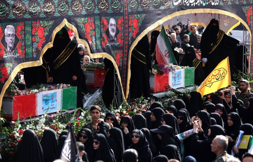 حشود غفيرة في طهران تشيع ضحايا الهجوم الإسرائيلي