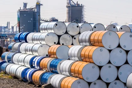 النفط يتراجع مع تلاشي التوترات واحتمال زيادة إنتاج أوبك+