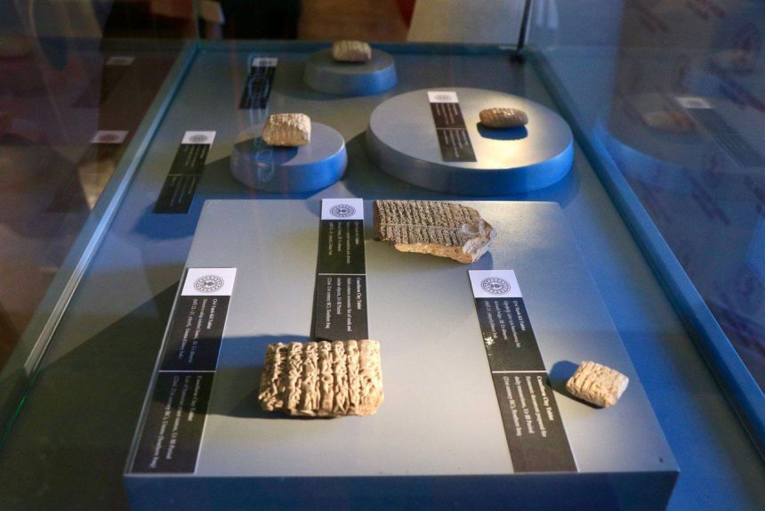 العراق يتسلم من تركيا ستة ألواح طينيّة أثريّة تعودُ إلى حضارة وادي الرافدين