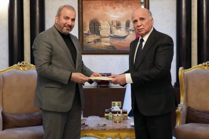 وزير الخارجية يتسلم رسالة خطية من نظيره الايراني عبر سفير طهران في بغداد