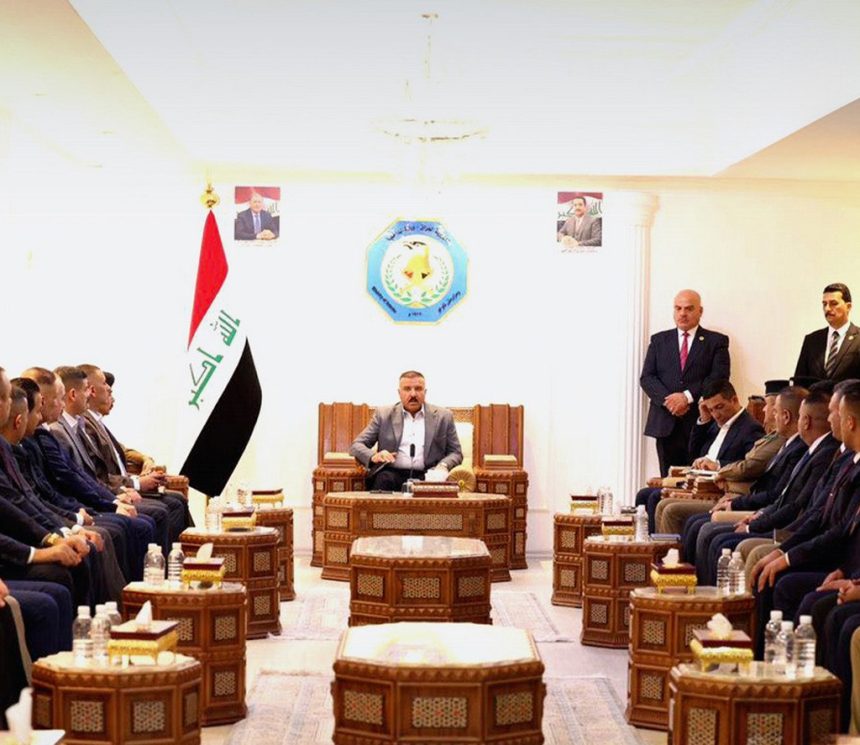 وزير الداخلية يكرم فريقًا أمنيًا ألقى القبض على متهم سرق أكثر من 500 مليون دينار في بغداد