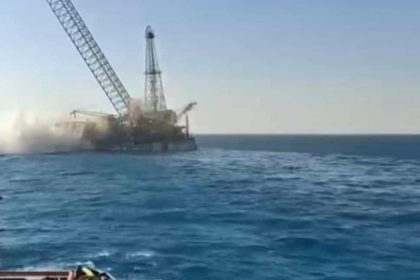 مصر.. انقلاب بارجة بحرية في خليج السويس