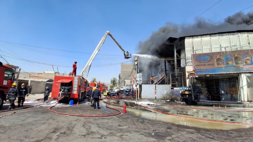 الدفاع المدني تعلن اخماد حريق اندلع داخل بناية تجارية في منطقة الكرادة وسط بغداد