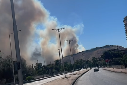 حريق كبير وتصاعد أعمدة الدخان في المنطقة المحيطة بقصر الشعب بدمشق