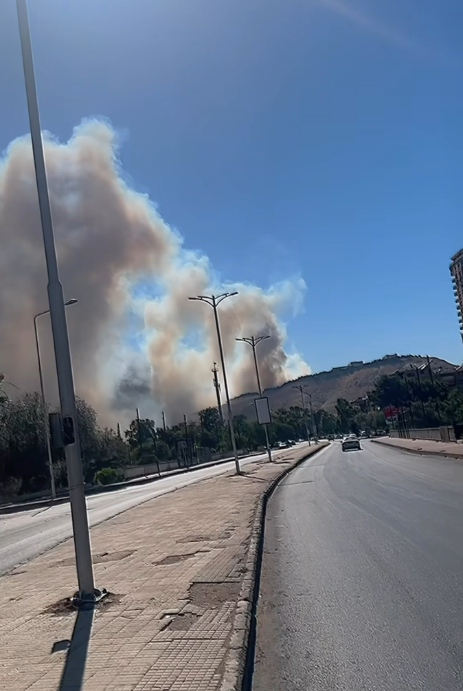 حريق كبير وتصاعد أعمدة الدخان في المنطقة المحيطة بقصر الشعب بدمشق