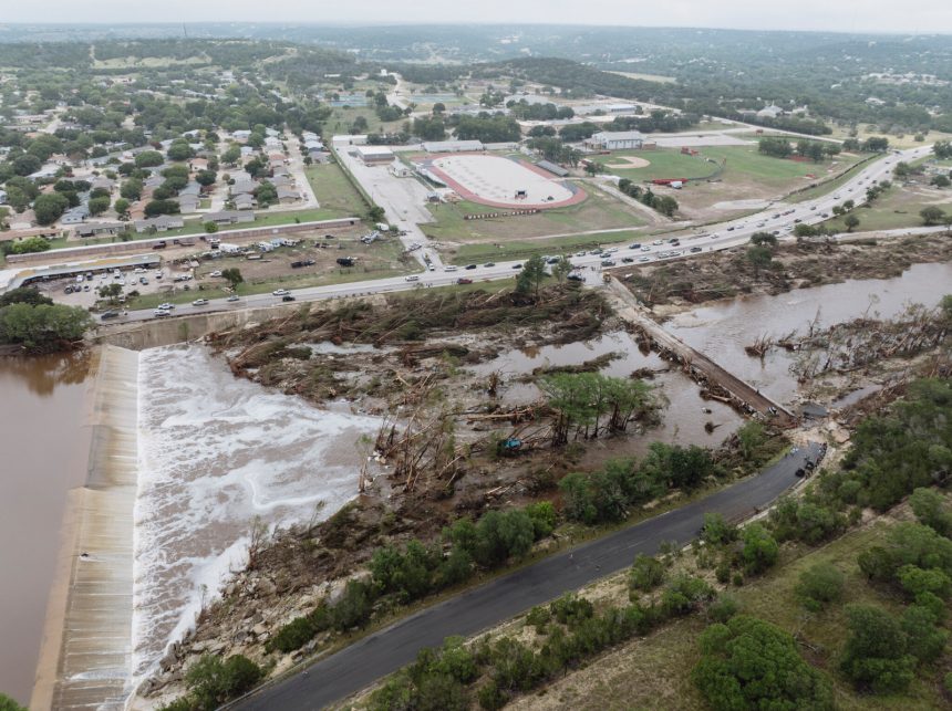 ارتفاع حصيلة الفيضانات في تكساس إلى 59 قتيلاً... وترامب يعلنها "منطقة كوارث"