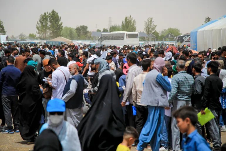 منظمة دولية: 450 ألف لاجئ أفغاني عادوا من إيران خلال شهر