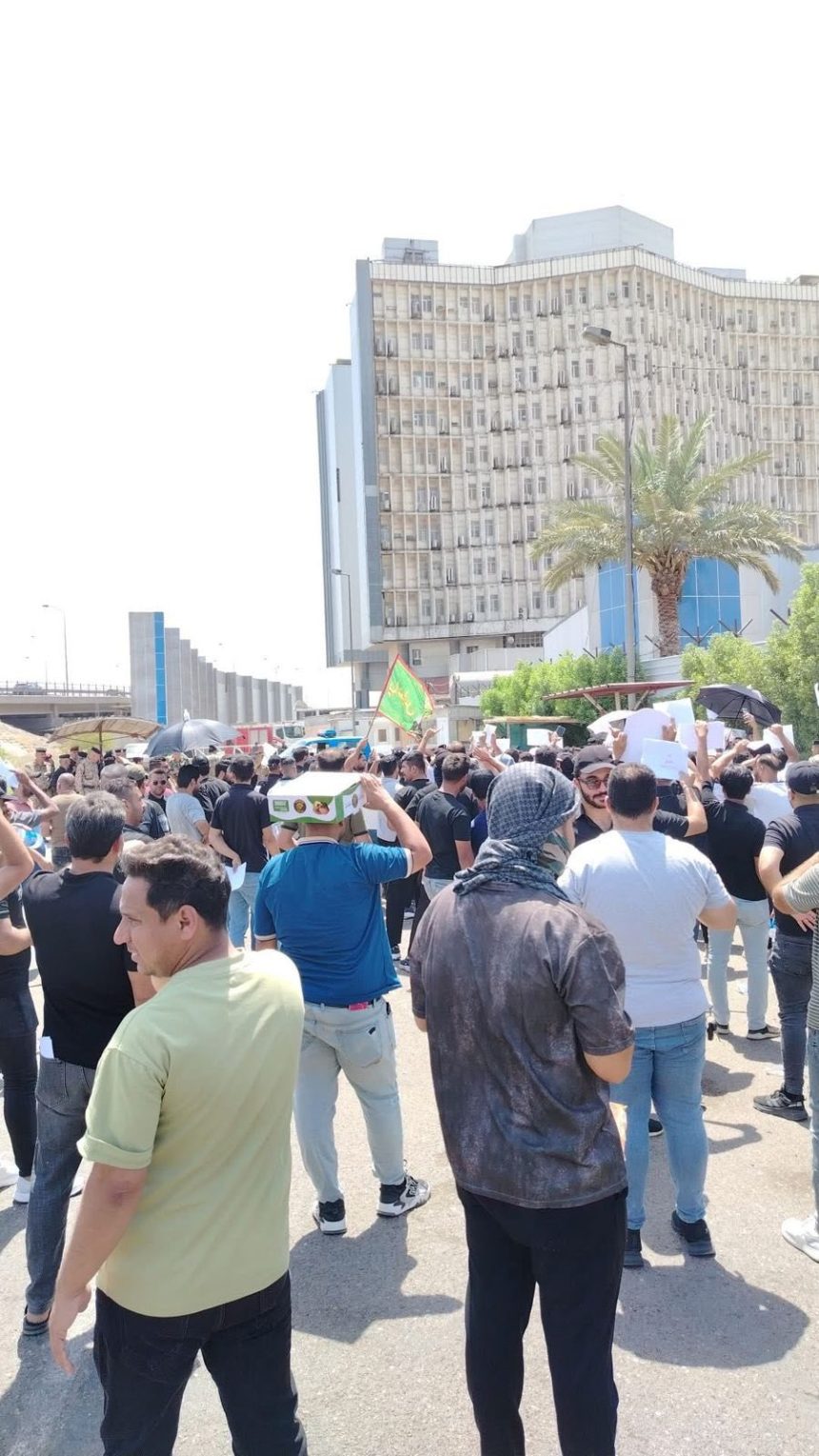 تظاهرة للموظفين أمام المالية تطالب بتثبيت العقود وإطلاق العلاوات والترفيعات واحتساب الشهادات