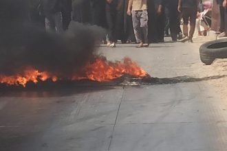 محتجون يقطعون طريقاً مؤدياً إلى الشركات النفطية جنوب ميسان احتجاجاً على جفاف الأهوار