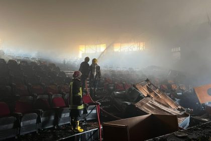 إخماد حريق في قاعة اجتماعات كلية التربية الرياضية بجامعة الكرمة في البصرة