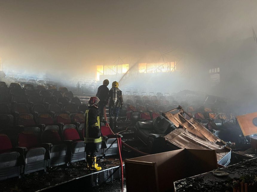 إخماد حريق في قاعة اجتماعات كلية التربية الرياضية بجامعة الكرمة في البصرة