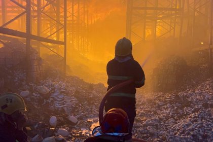 السيطرة على حريق معسكر التاجي دون خسائر بشرية