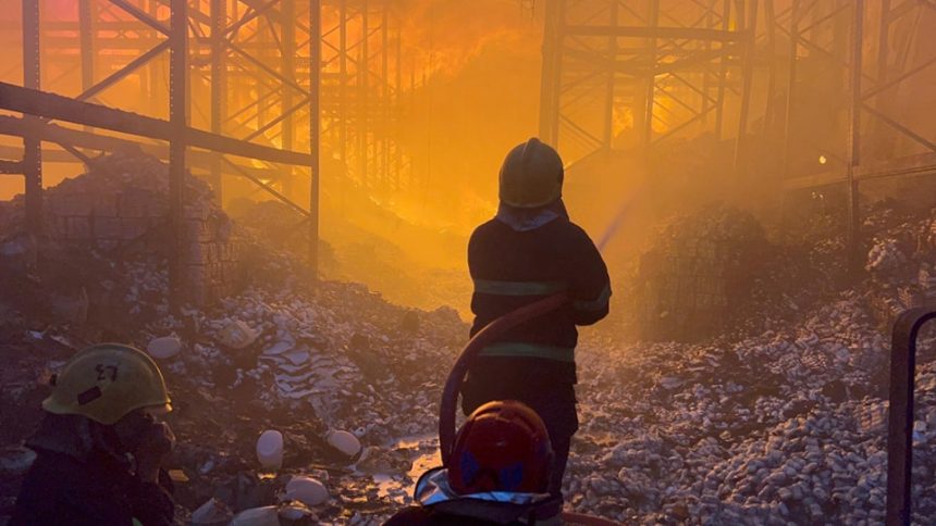 السيطرة على حريق معسكر التاجي دون خسائر بشرية