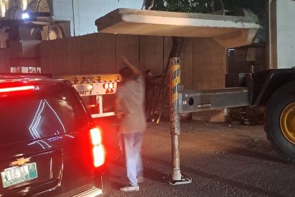 رفع الكتل الكونكريتية المحيطة بالسفارة الليبية في منطقة المنصور ببغداد.. صور