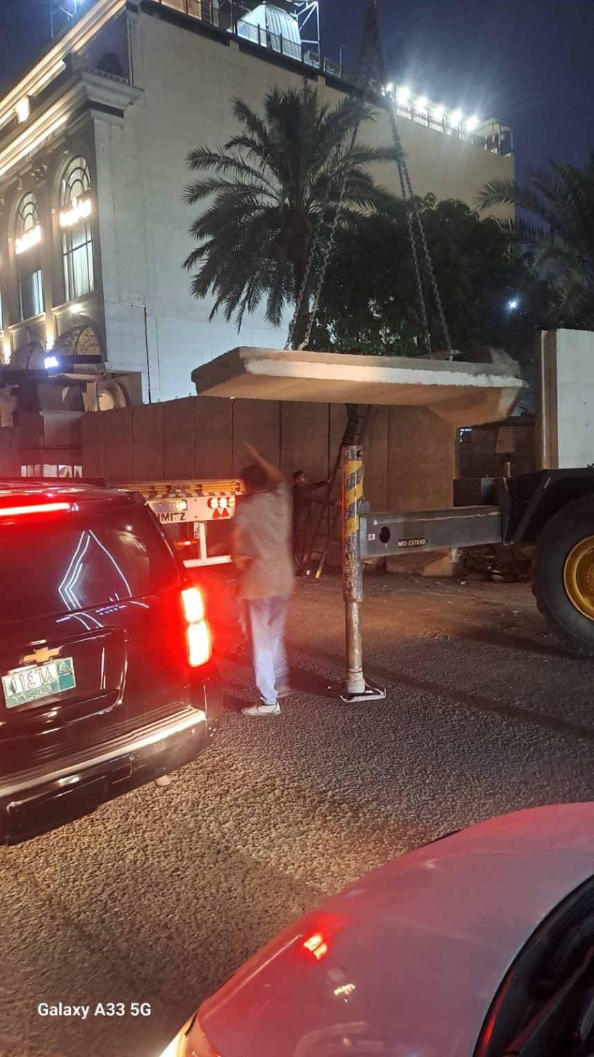 رفع الكتل الكونكريتية المحيطة بالسفارة الليبية في منطقة المنصور ببغداد.. صور