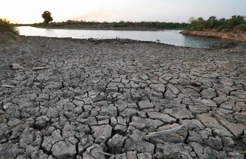 أقوى موجة منذ عقود.. مرصد: 71% من الأراضي الزراعية في العراق أصبحت مهددة بالجفاف الكامل