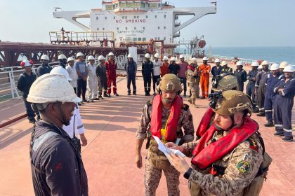 اقتصادي: البحرية العراقية تحتجز ناقلة نفط ترفع العلم الليبيري قرب ميناء البصرة النفطي