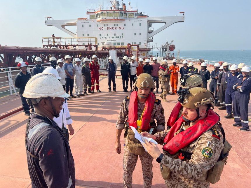 اقتصادي: البحرية العراقية تحتجز ناقلة نفط ترفع العلم الليبيري قرب ميناء البصرة النفطي