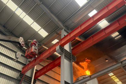 إخماد حريق اندلع داخل خزان للنفط الأسود بمصنع لإنتاج الحديد في طوزخورماتو