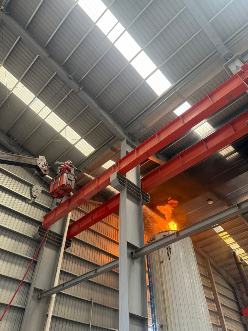 إخماد حريق اندلع داخل خزان للنفط الأسود بمصنع لإنتاج الحديد في طوزخورماتو