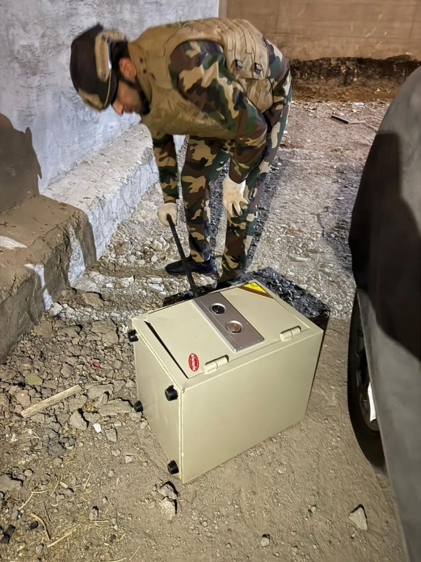 قوة أمنية تضبط مخشلات ذهبية ومبلغ 66 ألف دولار داخل قاصة مسروقة في مدينة الكاظمية