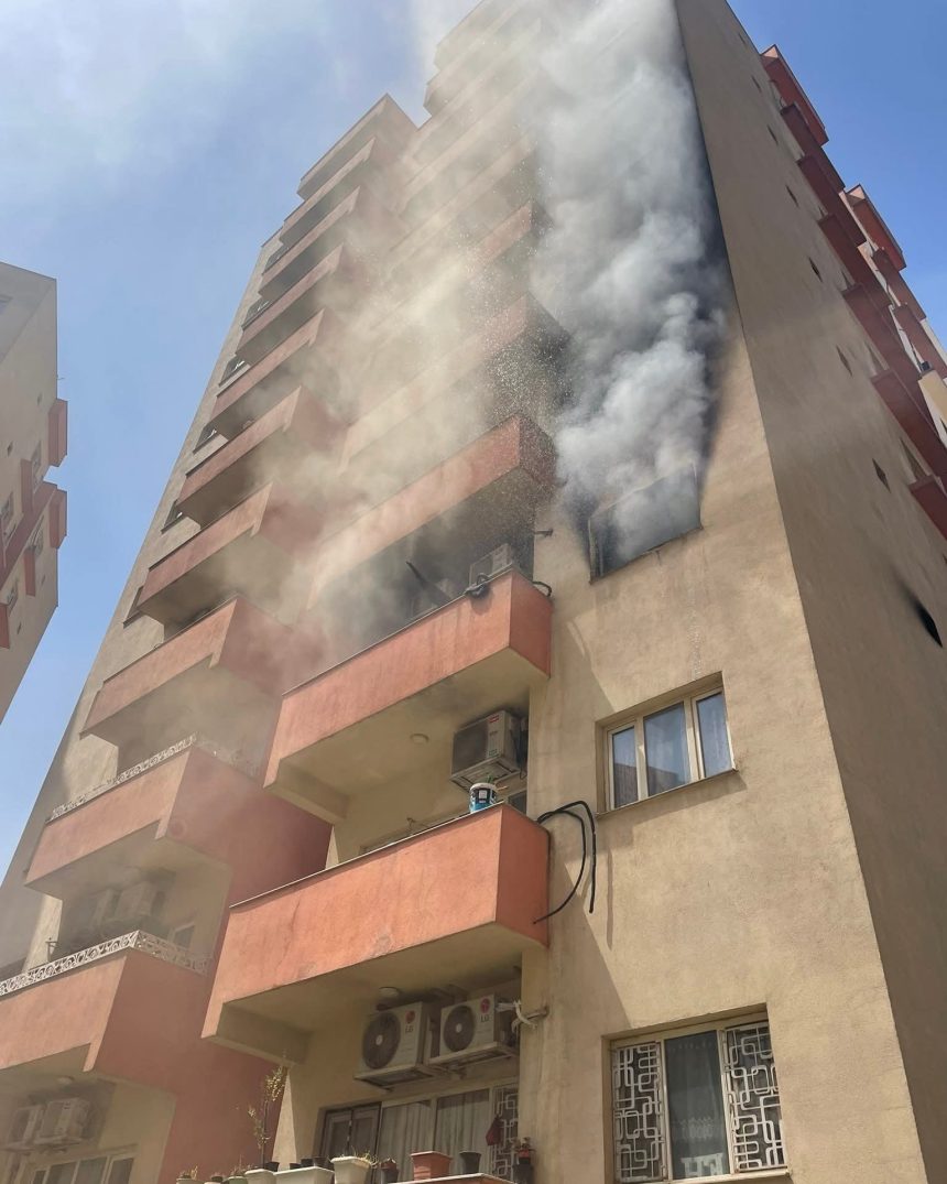 فرق الدفاع المدني تنقذ عدة عائلات وتخمد حريقاً اندلع داخل شقة في مجمع الزهور ببغداد