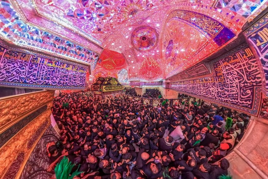 بالصور.. الزائرون يحيون الزيارة الأربعينية في ضريح الإمام الحسين (ع)