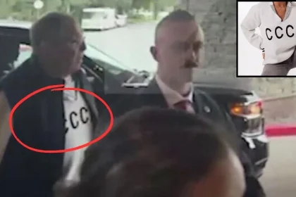 بقميص عليه رمز الاتحاد السوفيتي.. لافروف يصل إلى ألاسكا للمشاركة بقمة بوتين وترامب