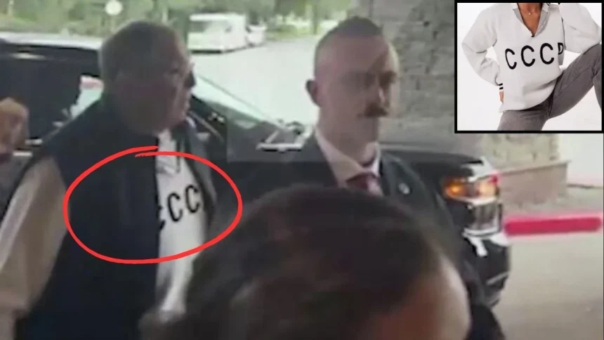 بقميص عليه رمز الاتحاد السوفيتي.. لافروف يصل إلى ألاسكا للمشاركة بقمة بوتين وترامب