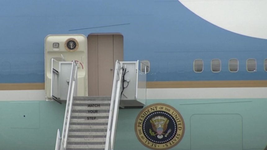 ترامب يصل إلى ألاسكا تمهيداً لعقد قمته مع بوتين