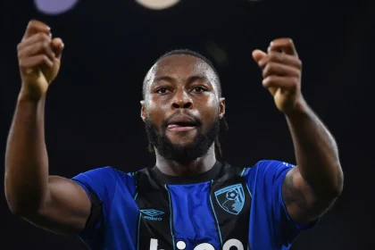 فيديو يؤكد تعرض نجم غانا للعنصرية من مشجع ليفربول "المقعد"