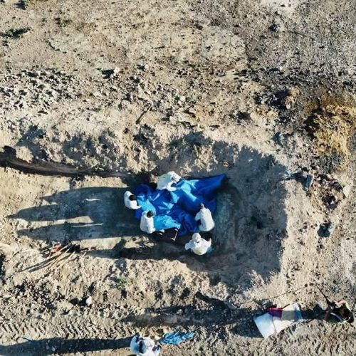 بالصور.. المباشرة بفتح مقبرة الخسفة في نينوى إحدى أضخم المقابر الجماعية لضحايا داعش