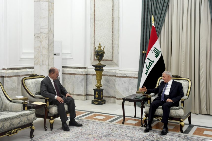 رئيس الجمهورية يستقبل نقيب الصحفيين العراقيين ويؤكد أهمية الدور التقويمي للإعلام بمتابعة الأداء ورصد مكامن الخلل