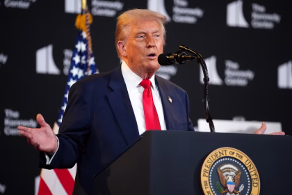 ترامب يلوح بفرض عقوبات اقتصادية على روسيا في حال لم يوافق بوتين على انهاء الحرب