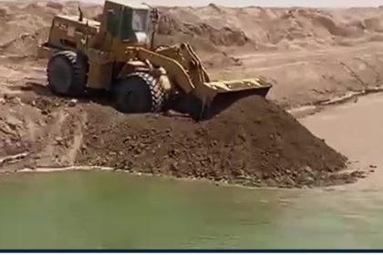 بالفيديو.. قائممقام الدير يغلق قناة السويب في البصرة بالكامل ويمنع إيصال الماء إلى القناة الإروائية