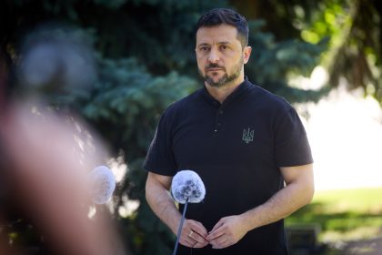 زيلينسكي: روسيا تحشد 100 ألف جندي شرق أوكرانيا