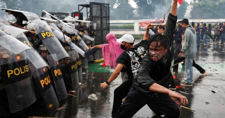 إندونيسيا.. مقتل 3 أشخاص في احتجاجات على امتيازات البرلمانيين
