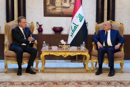 وزير الخارجية والسفير الفرنسي يبحثان تطوير العلاقات الثنائية والزيارة المرتقبة لماكرون الى بغداد